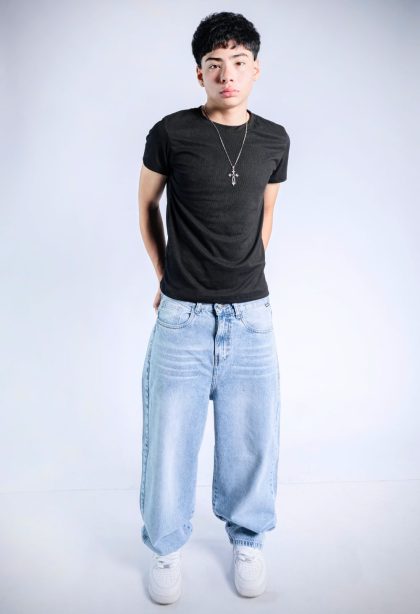 Pack: Pantalón Baggy Jean Celeste + 2 Polos Slim Fit
